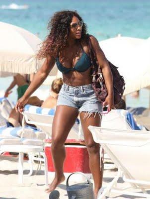 SERENA WILLIAMS NELLA SPIAGGIA DI MIAMI