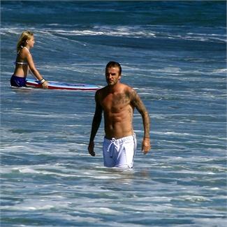 David Beckham sul surf si lancia ma ha messo su pancia?