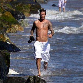 David Beckham sul surf si lancia ma ha messo su pancia?