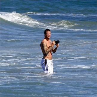 David Beckham sul surf si lancia ma ha messo su pancia?