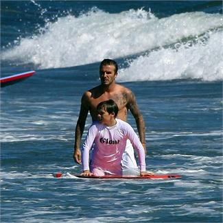 David Beckham sul surf si lancia ma ha messo su pancia?