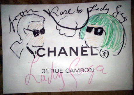 Karl Lagerfeld disegna Lady Gaga su una Shopping Bag di Chanel