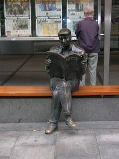 Oslo: la statua dell'uomo che legge il giornale