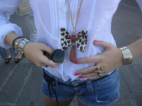 Shorts and Leopard neklace...