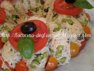 Corona di riso basmati, salmone, olive e piselli