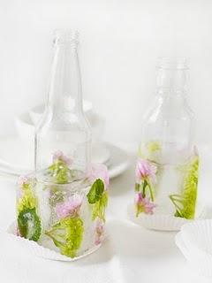 aperitivo con bottiglie di fiori e ghiaccio