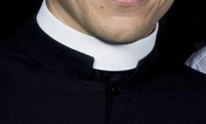 Napoli, prete adesca 15enne in chat sorpreso a fare sesso in Tangenziale