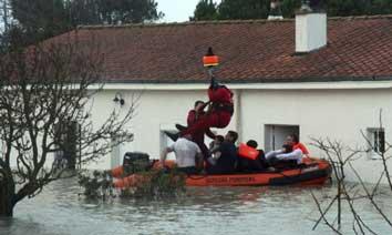 Francesi a rischio: su internet il kit per sopravvivere alle catastrofi