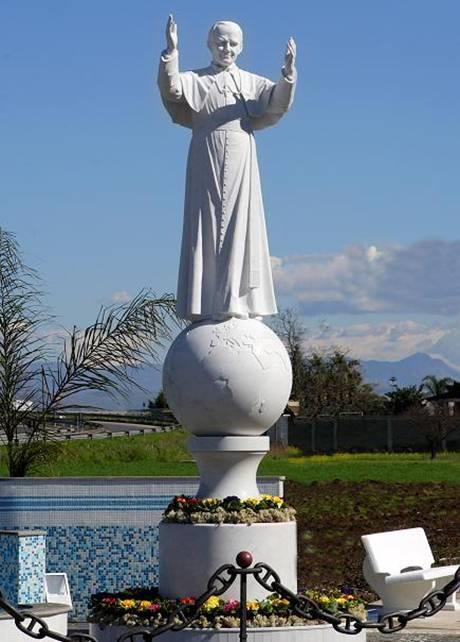 URUGUAY, STATUA GIOVANNI PAOLO II DIPINTA DI CELESTE - URUGUAY, JOHN PAUL II STATUE PAINTED IN LIGHT BLUE