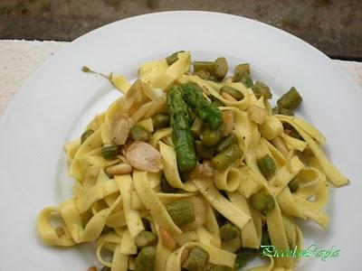 Fettuccine con Asparagi Mandorle e Pinoli Tostati
