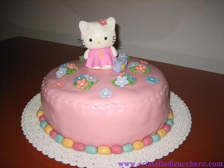 Torta Hello Kitty con innaffiatoio