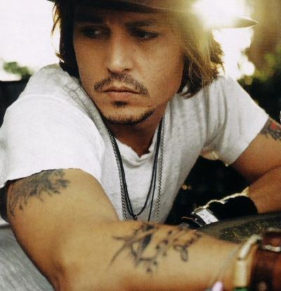 http://www.cinebaleno.it/wp-content/uploads/2010/07/johnny_depp_tatuaggi_2.jpg