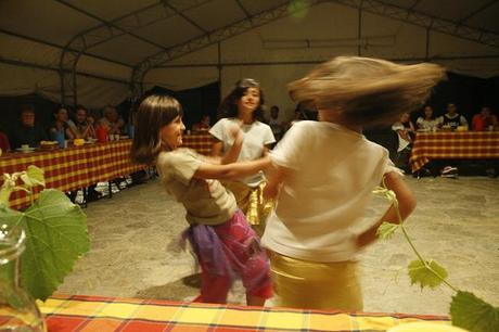 Bambini che danzano, in un momento finale della serata