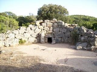 ARCHEOLOGIA SARDA: Visita alla Tomba dei Giganti di Is Concias