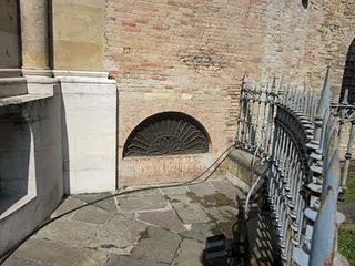 Il Duomo liberato dai cavi abusivi Il Duomo liberato dai cavi abusivi