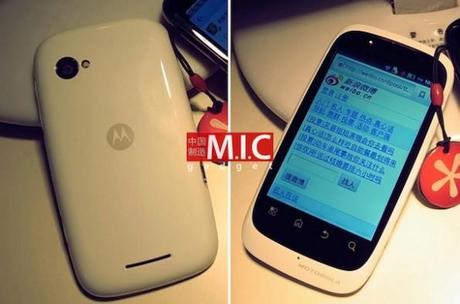 domino-595x394 Motorola Domino+: smartphone dal design innovativo con Android 2.3.4