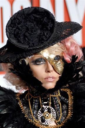 Lady Gaga Stagista nell’Atelier del Cappelaio Philip Treacy