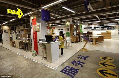 FAKE SERVICES in Cina: I (falsi) negozi dei grandi brands