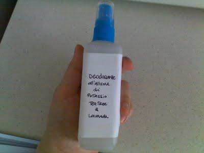 FOTO-RICETTA: DEODORANTE SPRAY ESTIVO ALLA LAVANDA E TEA TREE FOTO-RICETTA: DEODORANTE SPRAY ESTIVO ALLA LAVANDA E TEA TREE