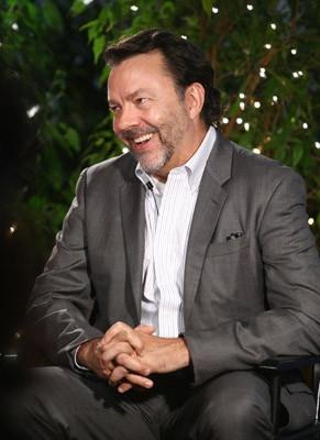 Alan Ball adora avere un sacco di personaggi alan-visionfest2.jpg