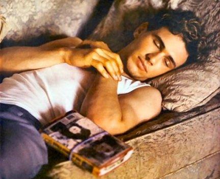 James Franco dorme solo sul divano… (Quasi) come me!
