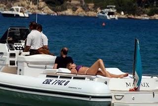 Letizia Moratti in bikini in barca.