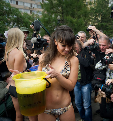 FOTO DEL GIORNO 4 AGOSTO 2011 : A MOSCA LE RAGAZZE SI SPOGLIANO PER SOSTENERE LA CAMPAGNA ANTI-ALCOOL DI MEDVEDEV