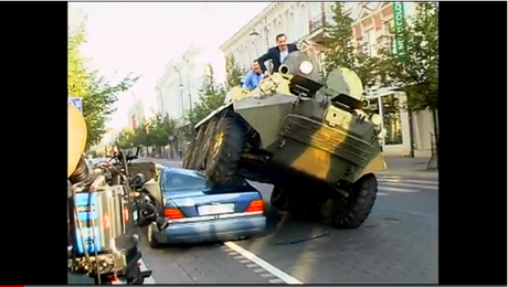 Humor | Sindaco distrugge le auto in divieto di sosta Vilnius sindaco carrarmato sindaco Humor carrarmato 