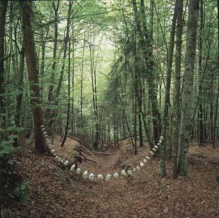 Arte Sella è una manifestazione internazionale di arte contemporanea che si svolge nei boschi della Val di Sella.