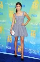 nina dobrev d&g (con scarpe salvatore ferragamo e gioielli ippolita)