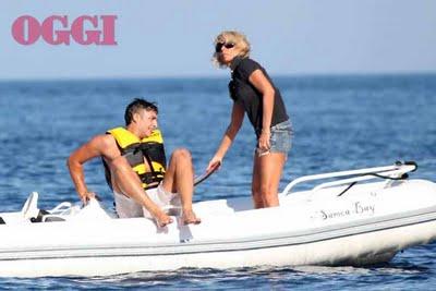 Maria de Filippi si spupazza il figlio all'Isola del Giglio