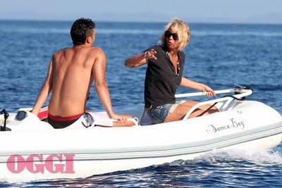 Maria de Filippi si spupazza il figlio all'Isola del Giglio