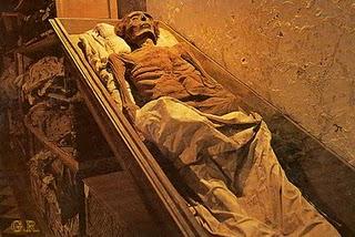 La morte può attendere: catacombe, mummie e cripte