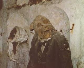 La morte può attendere: catacombe, mummie e cripte