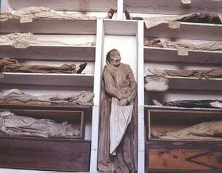 La morte può attendere: catacombe, mummie e cripte