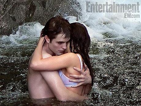 Robert Pattinson e Kristen Stewart come Edward e Bella sulla copertina di EW. Breaking Dawn stills
