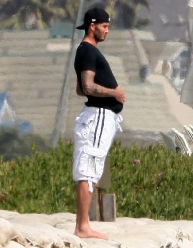 David Beckham ha il pancione: è finto o è incinto?