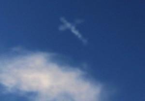 Antonio Urzi filma una croce in cielo