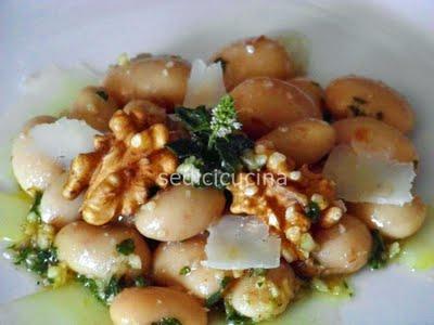 Insalata di fagioli con noci e pecorino, profumata alla menta