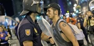 A Madrid anche la gioventù laica: insulti, violenza, arresti, cariche della polizia…