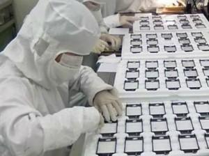 iPhone 5 : una foto ritrae degli operai che assemblano il nuovo melafonino