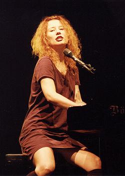 http://upload.wikimedia.org/wikipedia/commons/thumb/a/a1/Tori_Amos_piano.jpg/250px-Tori_Amos_piano.jpg