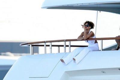 A Portofino Rihanna ci dà dentro con la panna A Portofino Rihanna ci dà dentro con la panna