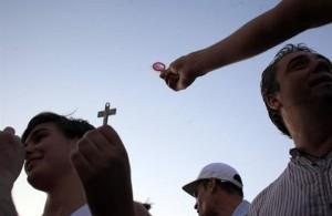 GMG 2011: foto e video della violenza atea contro i pellegrini cattolici
