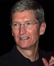 Steve Jobs lascia le redini a Tim Cook