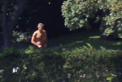 George Clooney nudo a mezzobusto e con amici a Ferragosto