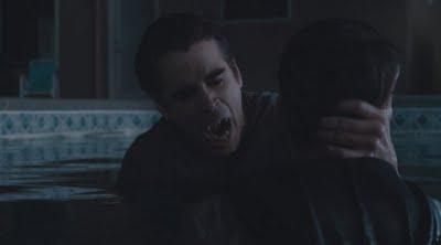 Fright Night - Il vampiro della porta accanto: se Colin Farrell ha sete con una birra non ve la caverete