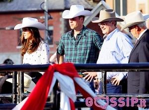 Kate Middleton e il Principe William in visita in Canada, vestiti da cow-boy.