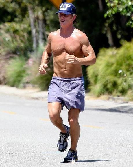 Sean Penn jogging a petto nudo in Malibu: the Iron Man