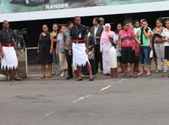 Poliziotti a Fiji controllano gli attraversamenti pedonali